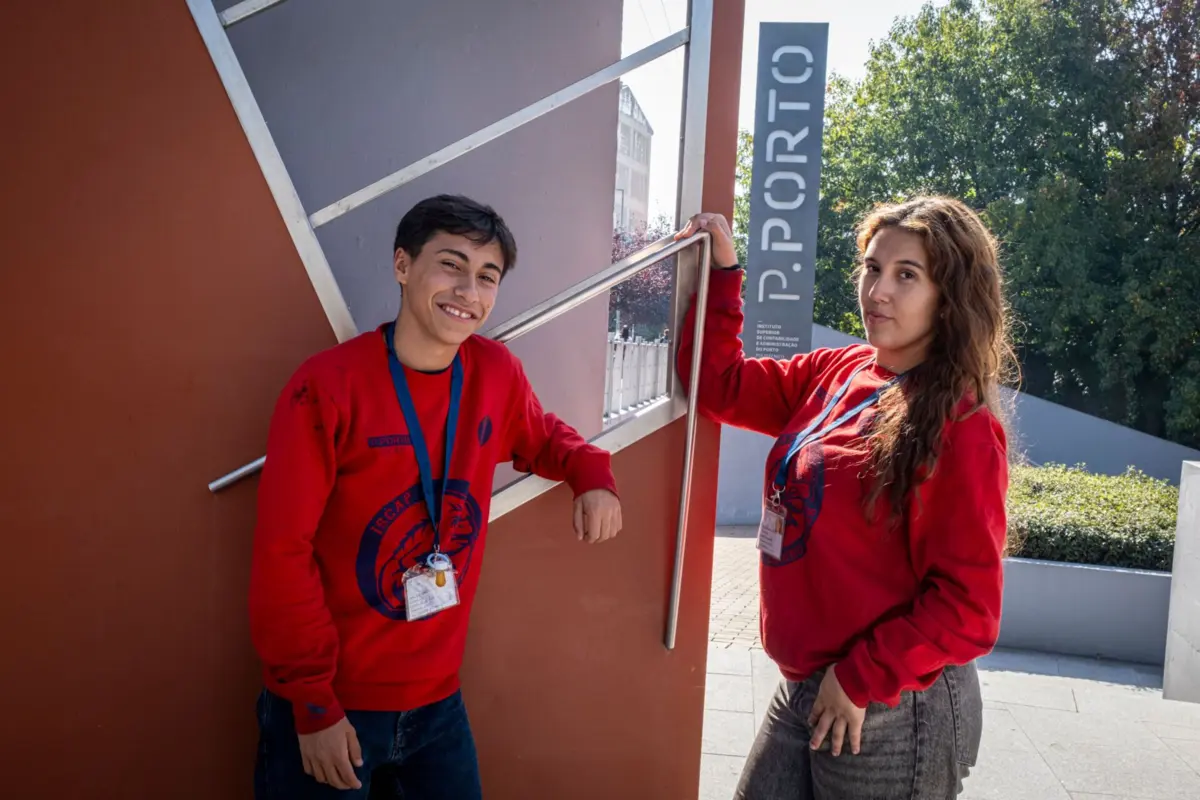 João Azevedo e Carolina Lopes ajudam na preparação da noite negra