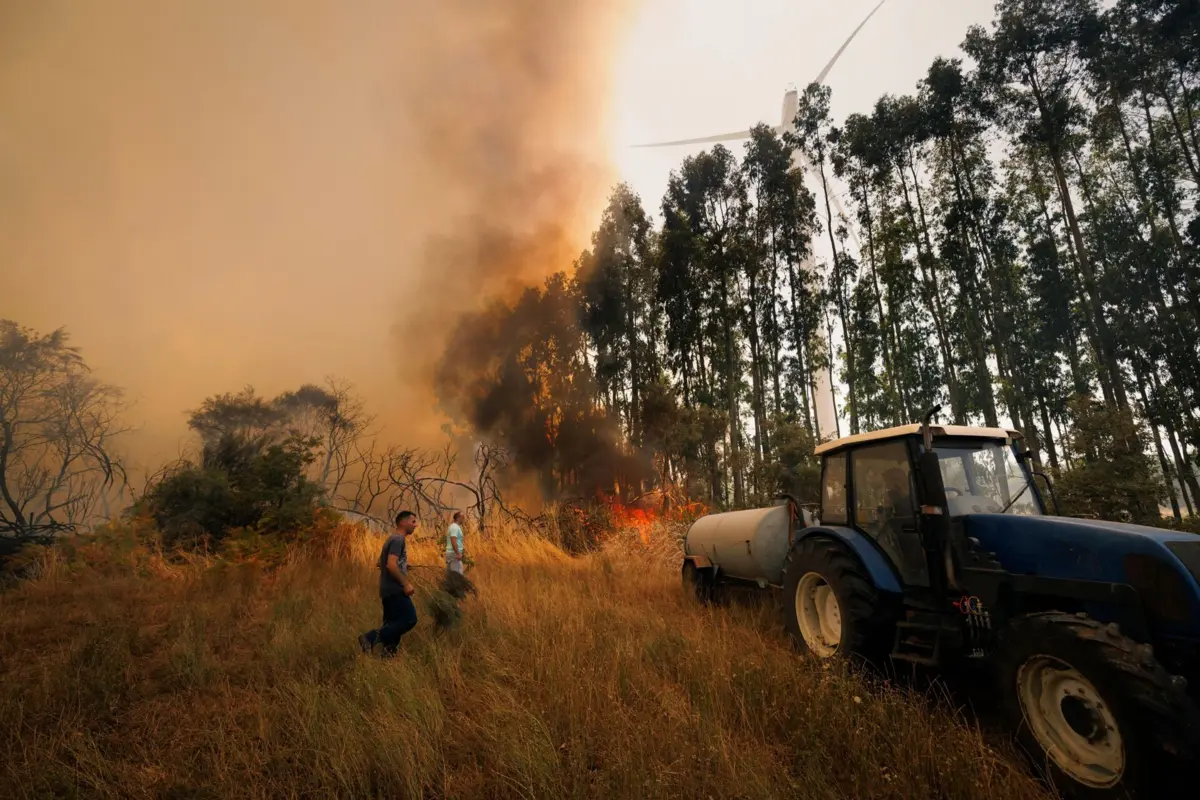 Imagem de contexto do artigo "Começámos a fazer turnos". Populares foram os bombeiros em Moimenta da Beira