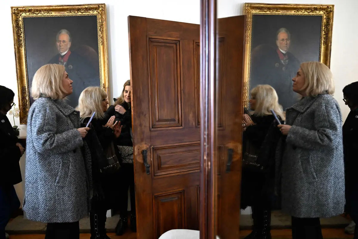 Ao longo de todo o dia foram muitos os que visitaram os aposentos do romancista