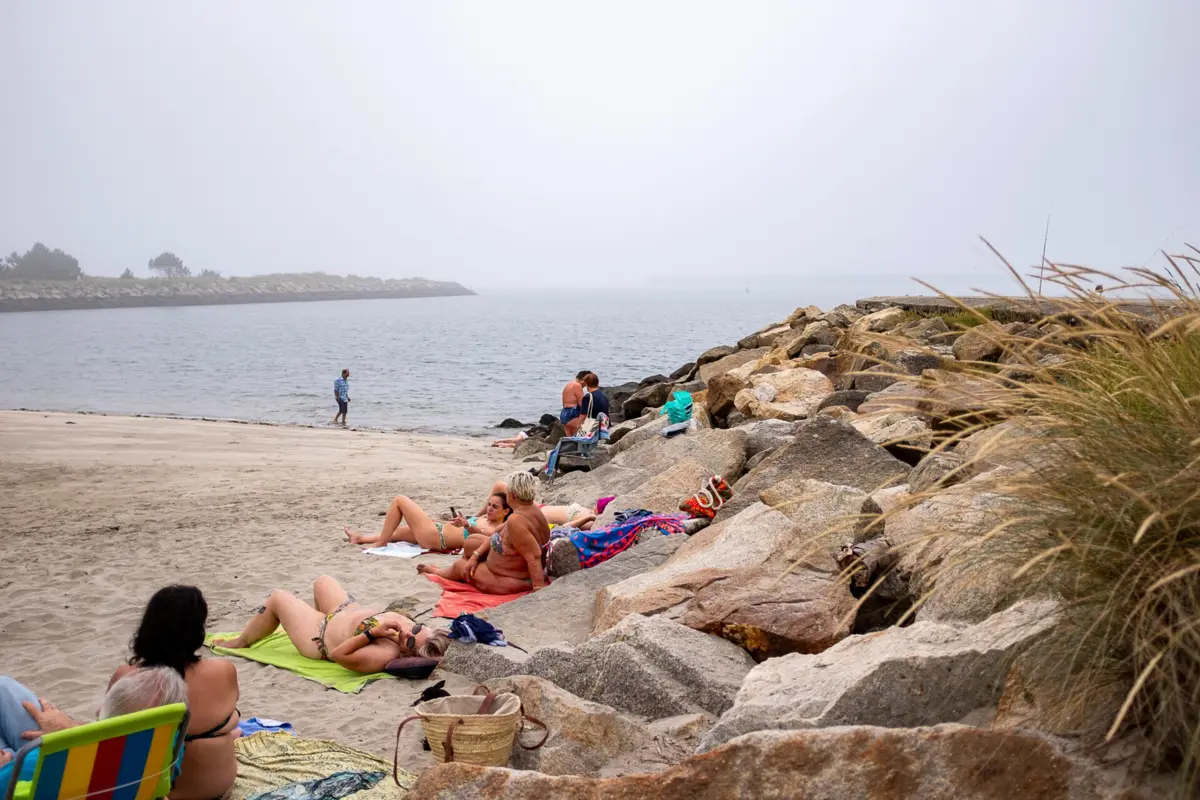 Nesta praia de Viana, encaixada entre dois pontões, as águas são serenas e de baixa profundidade