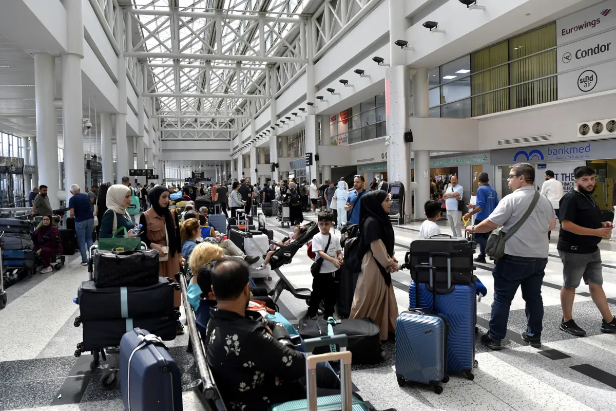 Conflito Israel/Irão afetou tráfego aéreo: portugueses ficaram retidos na Jordânia; na imagem passageiros sem voo em Beirute (Líbano)