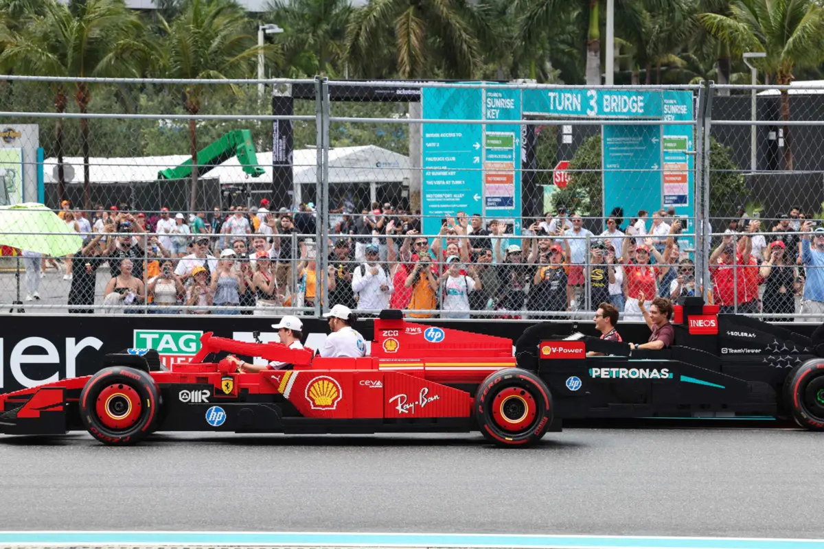 Grande luta entre o Ferrari de Leclerc e Hamilton e o Mercedes de Russell e Antonelli