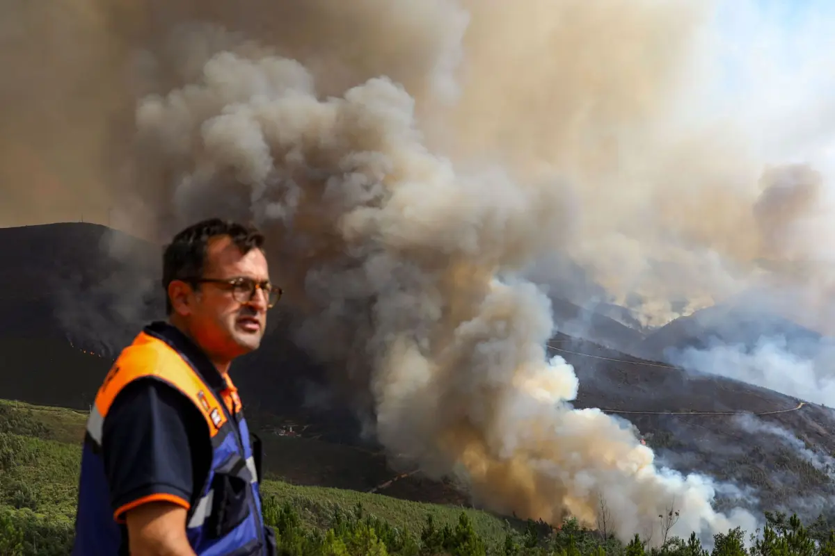 O fogo que começou no Piódão, em Arganil, estendeu-se ao concelho de Seia, Oliveira do Hospital, Pampilhosa da Serra, Castelo Branco, Covilhã e Fundão