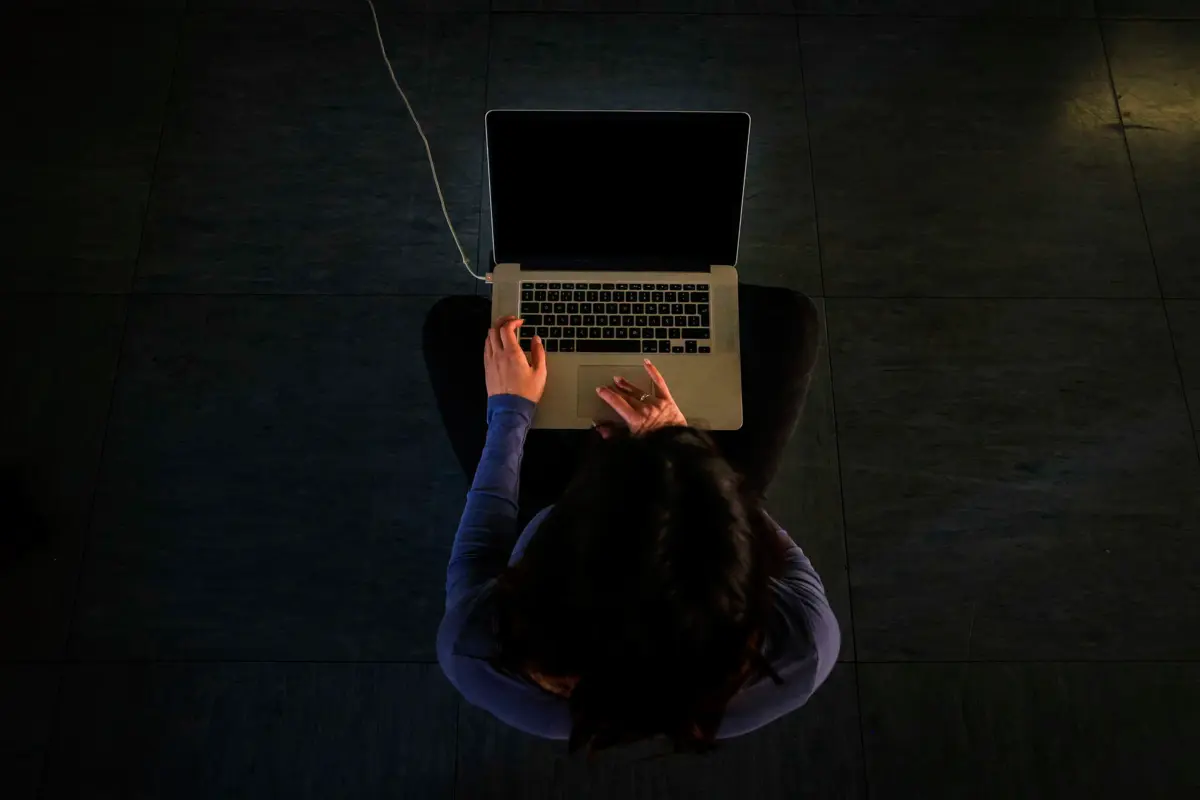 Funcionária está acusada de um crime de peculato e três de falsidade informática