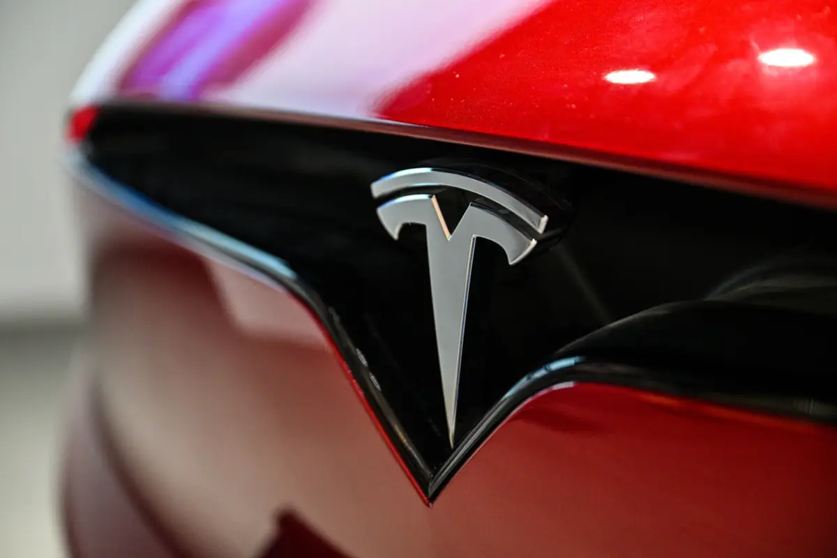 Ações da Tesla perderam mais de 50% desde dezembro
