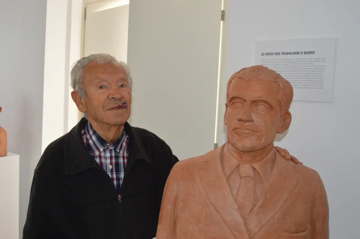 Isaclino conta nas suas esculturas em barro as figuras e as vivências da cidade de Beja