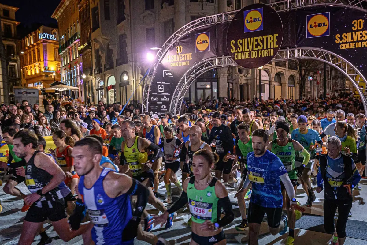 No conjunto da corrida e caminhada, participaram 16 mil pessoas, que encheram os Aliados