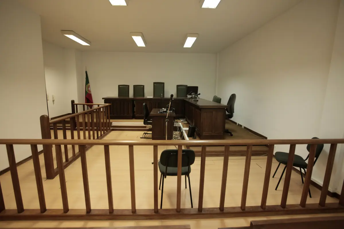 Suspeito está fortemente indiciado pela prática dos crimes de coação sobre órgão constitucional, injúria agravada, ofensa à integridade física qualificada e ameaça agravada