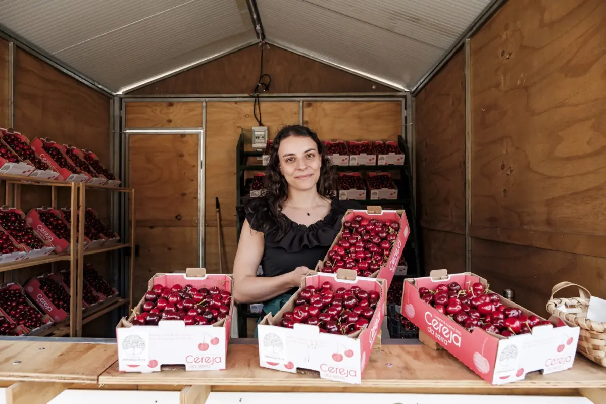 Luciana Silva mostra a cereja de qualidade de Alfândega