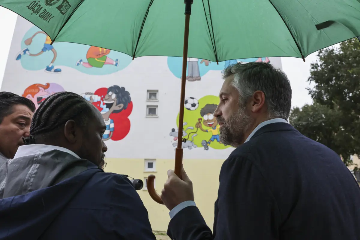 Pedro Nuno Santos esteve esta segunda-feira em Oeiras, no bairro do Zambujal e na Cova da Moura