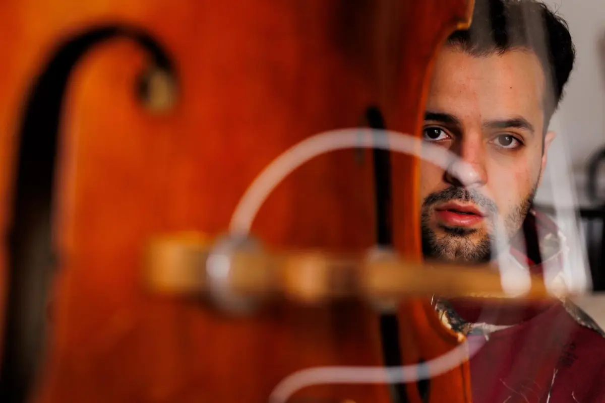 Imagem de contexto do artigo O contrabaixo que é uma extensão de Rodrigo Correia