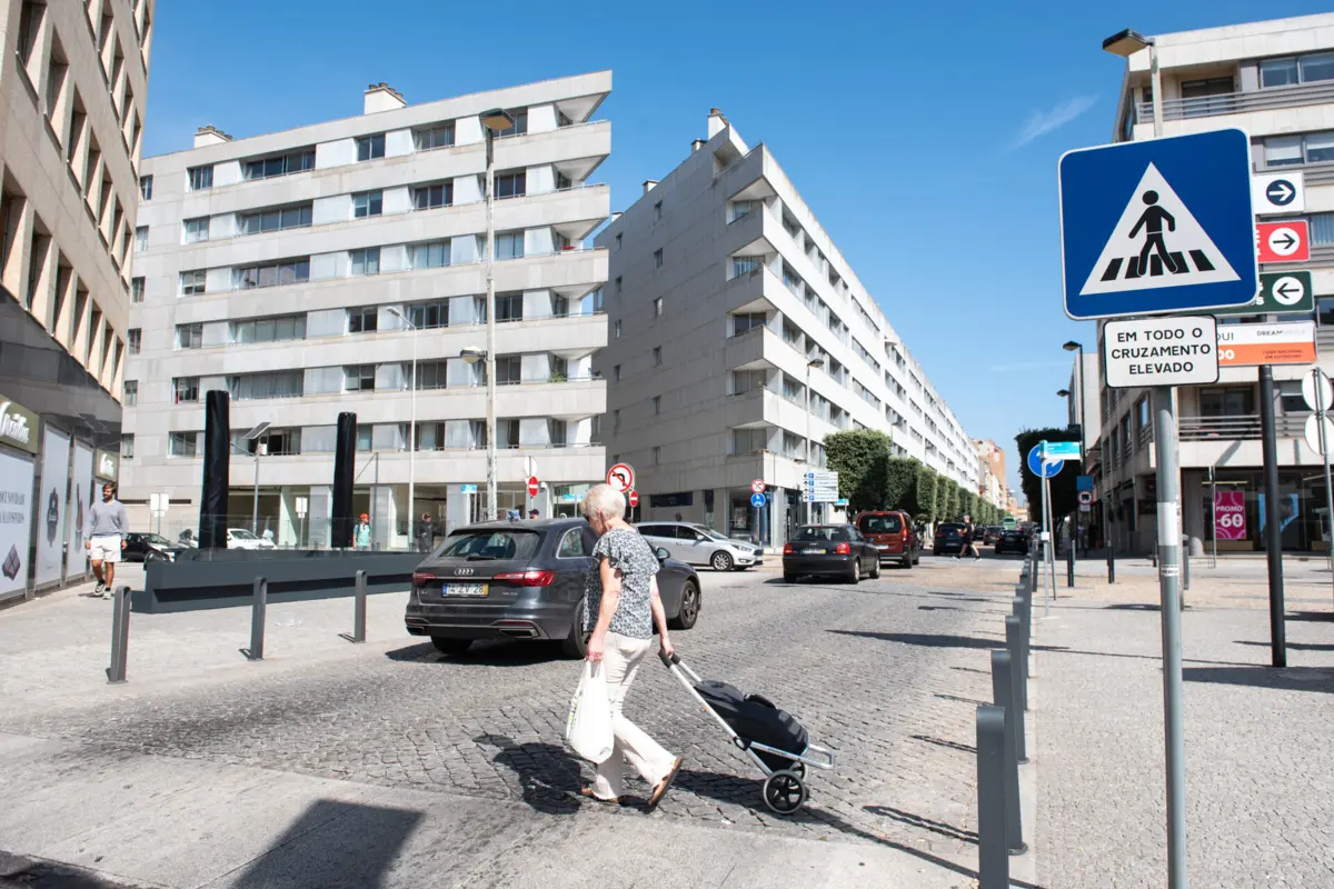 Problema agravou-se com a retirada das passadeiras que existiam nas entradas do cruzamento