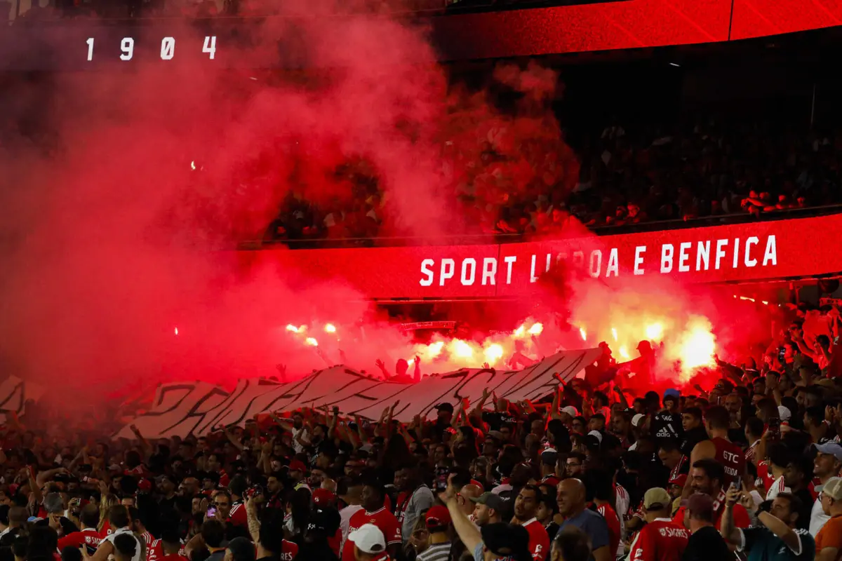 Adeptos do Benfica com engenhos pirotécnicos