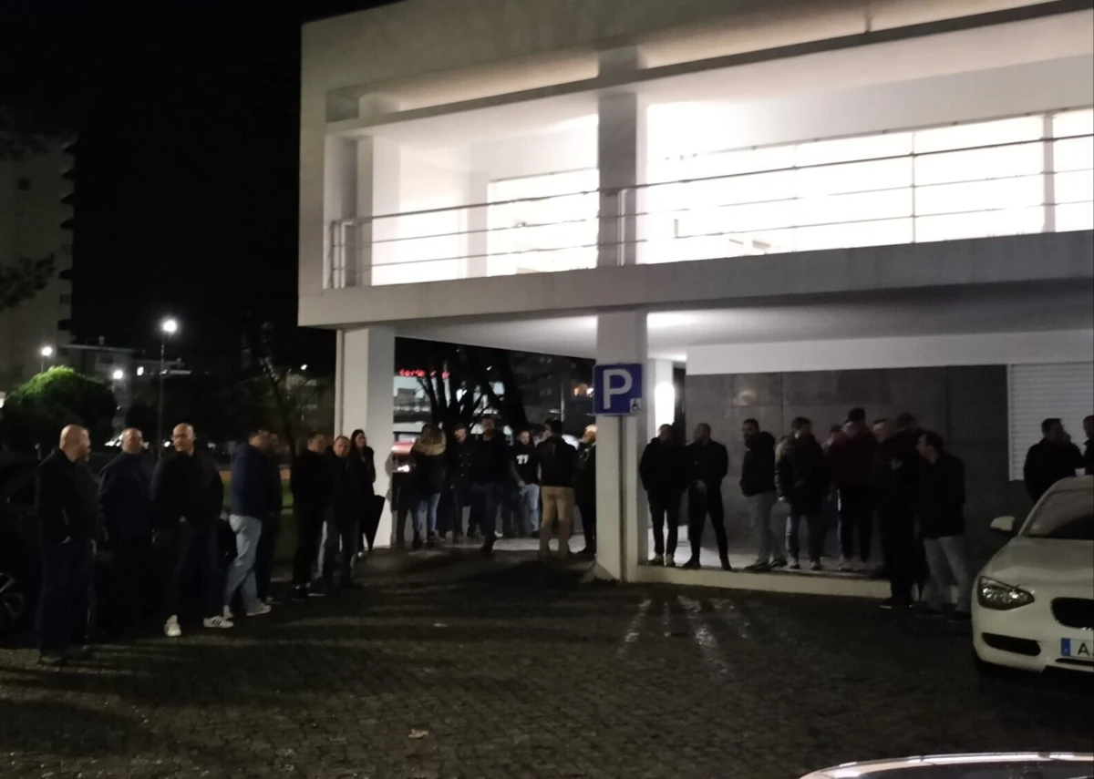 Imagem de contexto do artigo Elementos da PSP e GNR recebem ministro de costas voltadas e em silêncio