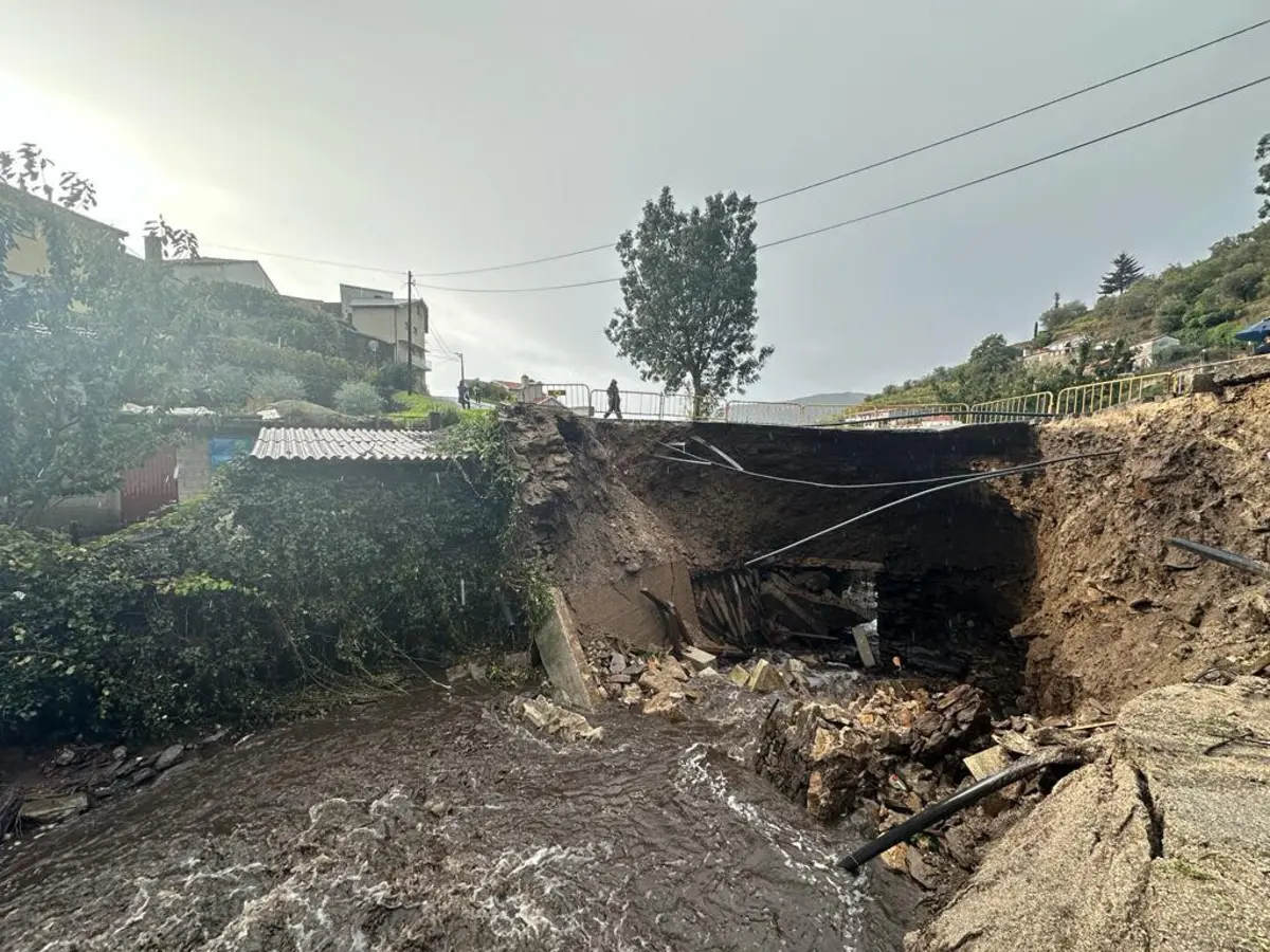 Ausência de vegetação causou enxurrada de pedras, que entupiram o riacho