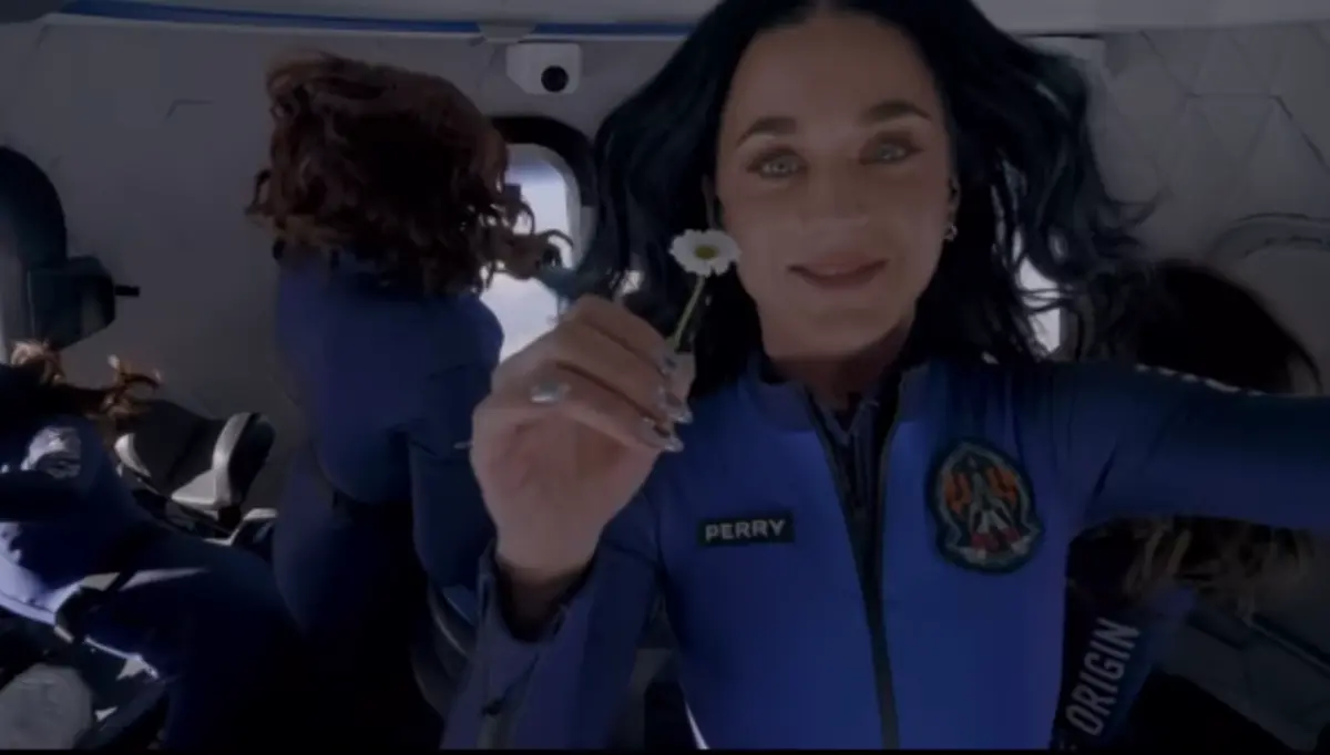 Katy Perry cantou "What a Wonderful World", de Louis Armstrong, sempre com uma margarida em homenagem à sua filha, Daisy, na mão.