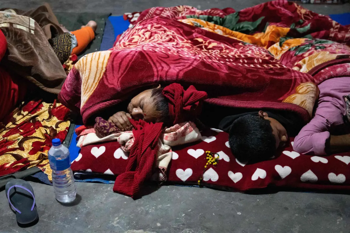 Residentes dormem ao relento no distrito de Jajarkot
