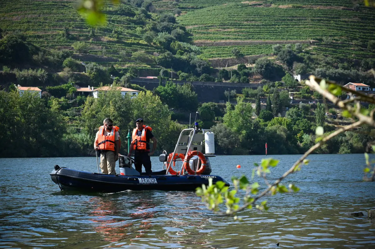 Os operacionais procuram o "computador e o rotor da cauda" do helicóptero