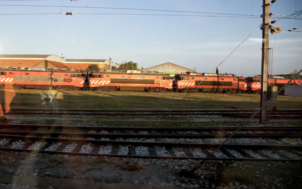 Há atrasos nas viagens de comboio