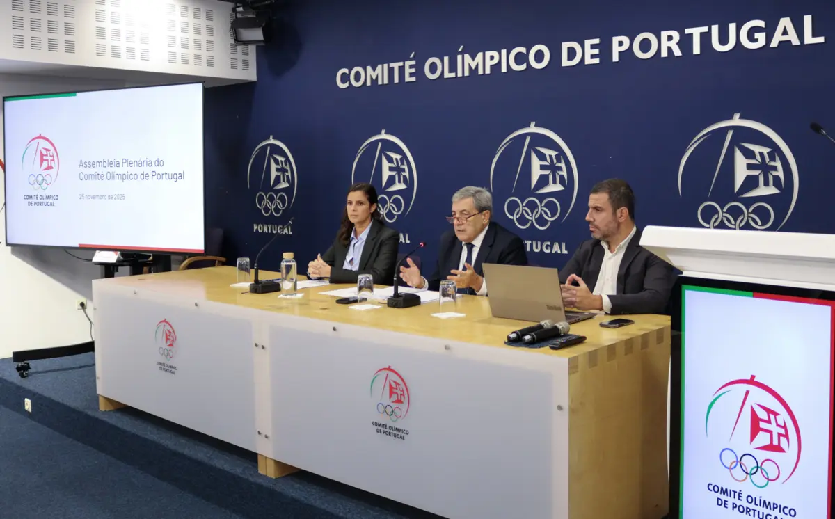 Fernando Gomes, ao centro, viu aprovado por unanimidade o orçamento para 2026