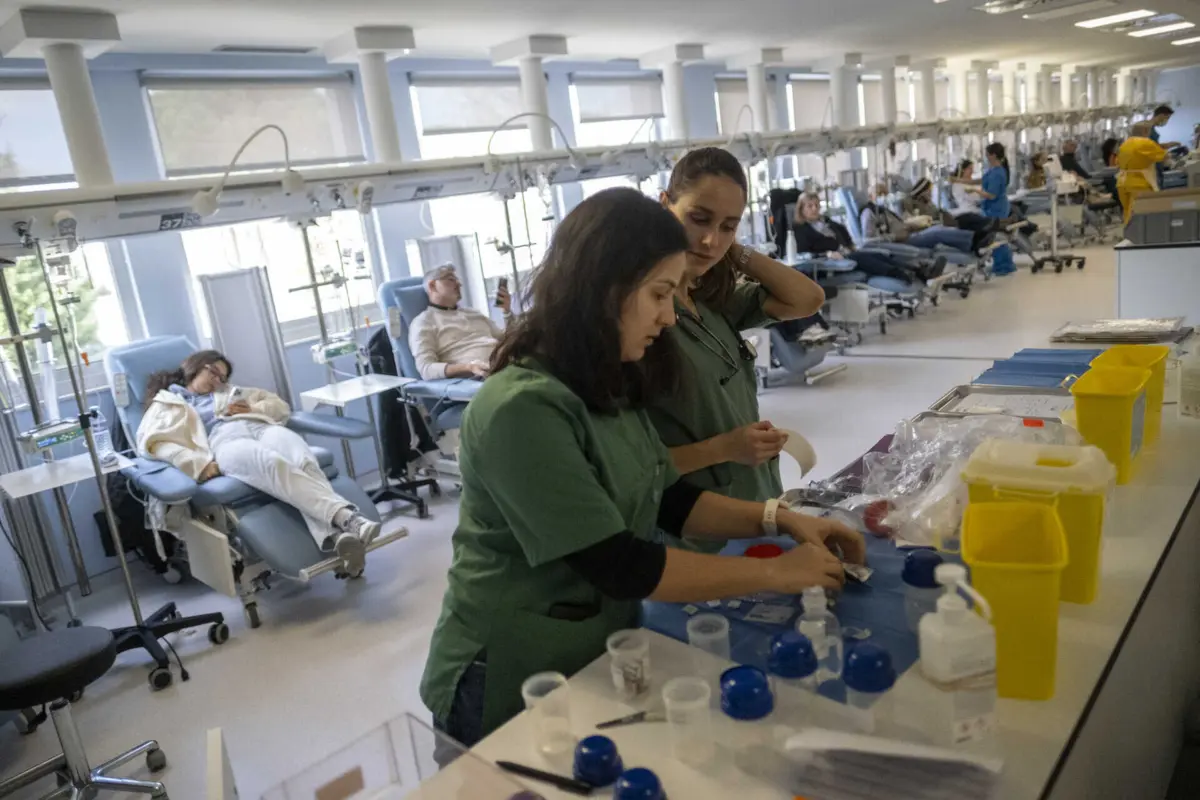 Todos os tratamentos têm agora espaços mais amplos com luz direta, o mesmo acontece nas salas de espera, divididas por pisos