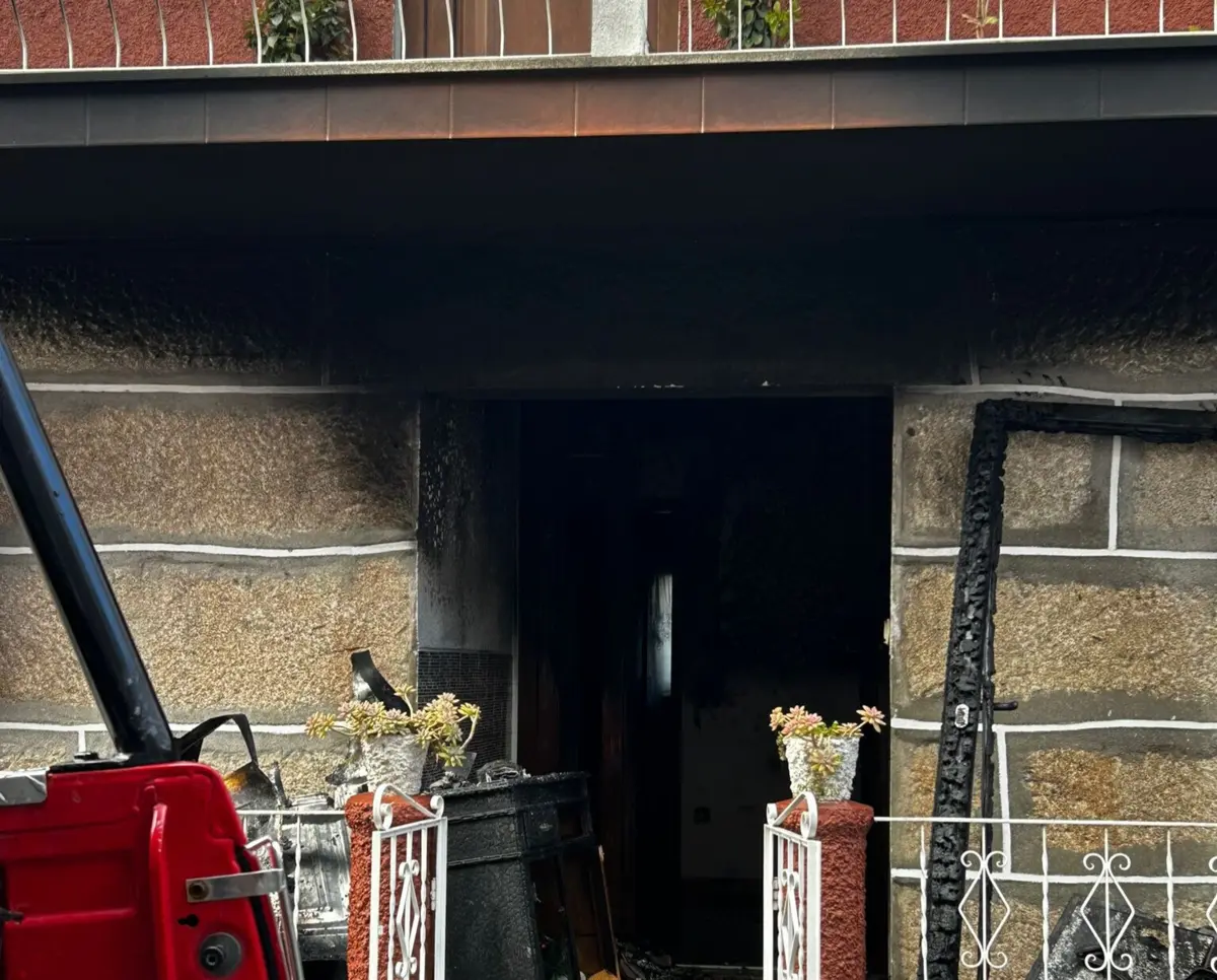 Incêndio terá sido causado por um problema na mangueira que transporta o gás da botija para o aquecedor