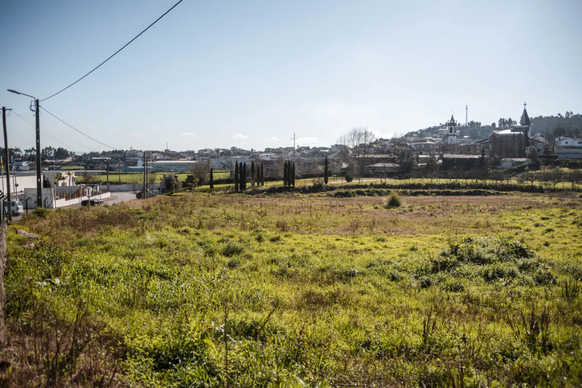 Terreno onde vai ser construída a nova escola de Brufe.