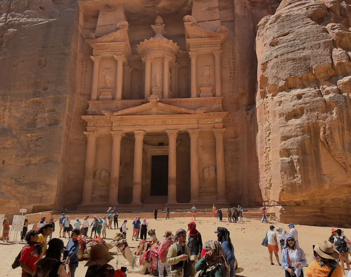 Petra é famosa pelos templos monumentais esculpidos na rocha rosa