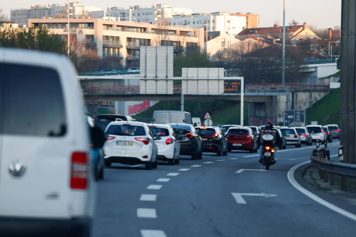 Face à escassa procura de veículos elétricos, o executivo vai rever as normas relativas às emissões de CO2 dos automóveis e carrinhas