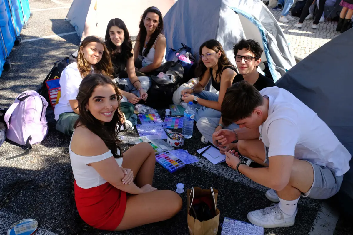 Catarina (mais à frente) juntou-se a grupo de "swifties" acampados junto ao Estádio da Luz, em Lisboa