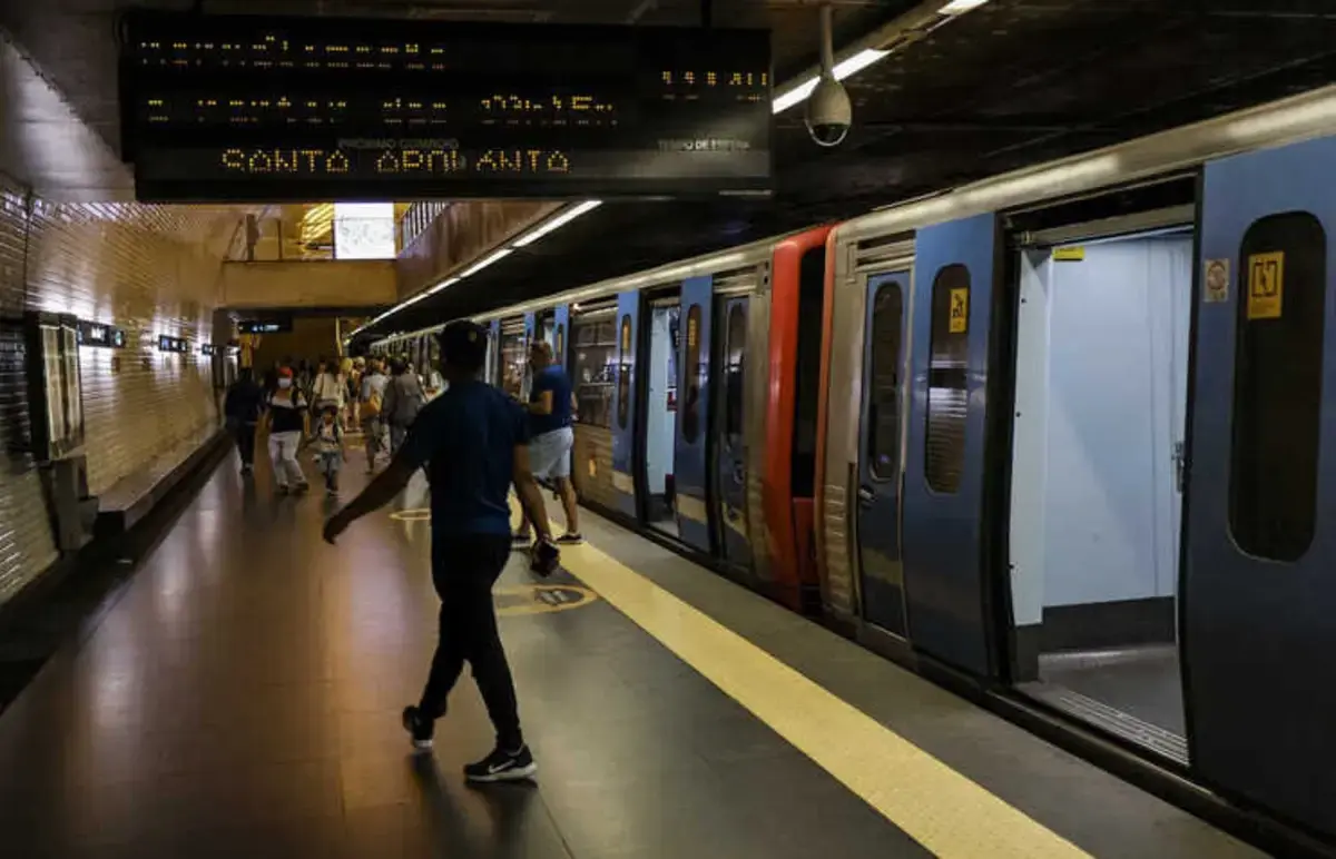 Imagem de contexto do artigo Jovens de 16 e 21 anos fingiam ajudar passageiros no metro para os roubar
