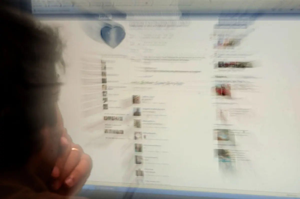 Os ficheiros proibidos foram encontrados nos seus equipamentos informáticos, pelo que foi detido em flagrante delito