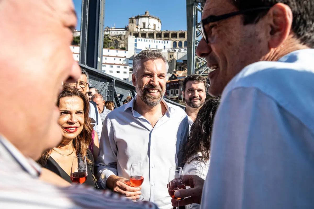 Os socialistas Tiago Barbosa Ribeiro, Luísa Salgueiro e Eduardo Vítor Rodrigues acompanharam Pedro Nuno Santos, que brindou com Rui Moreira