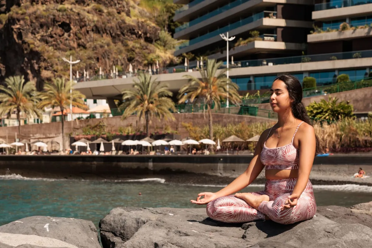 O ioga e a meditação estão no centro deste retiro.