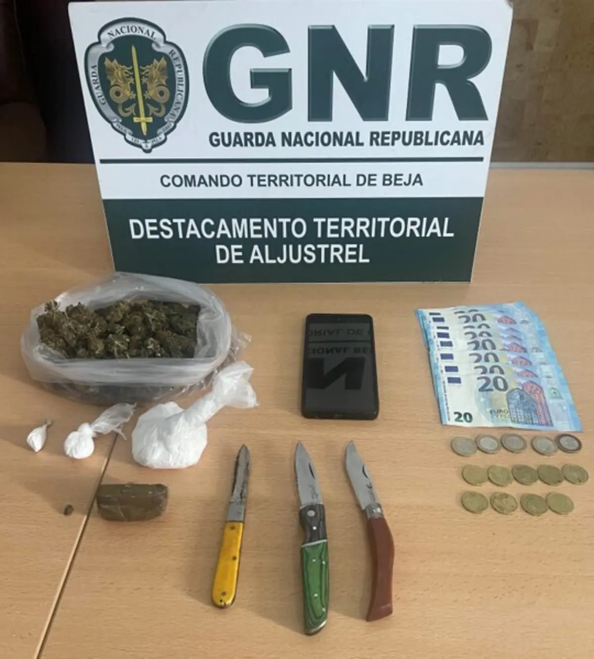 Foi realizada uma revista à viatura do indivíduo, tendo sido apreendido mais material