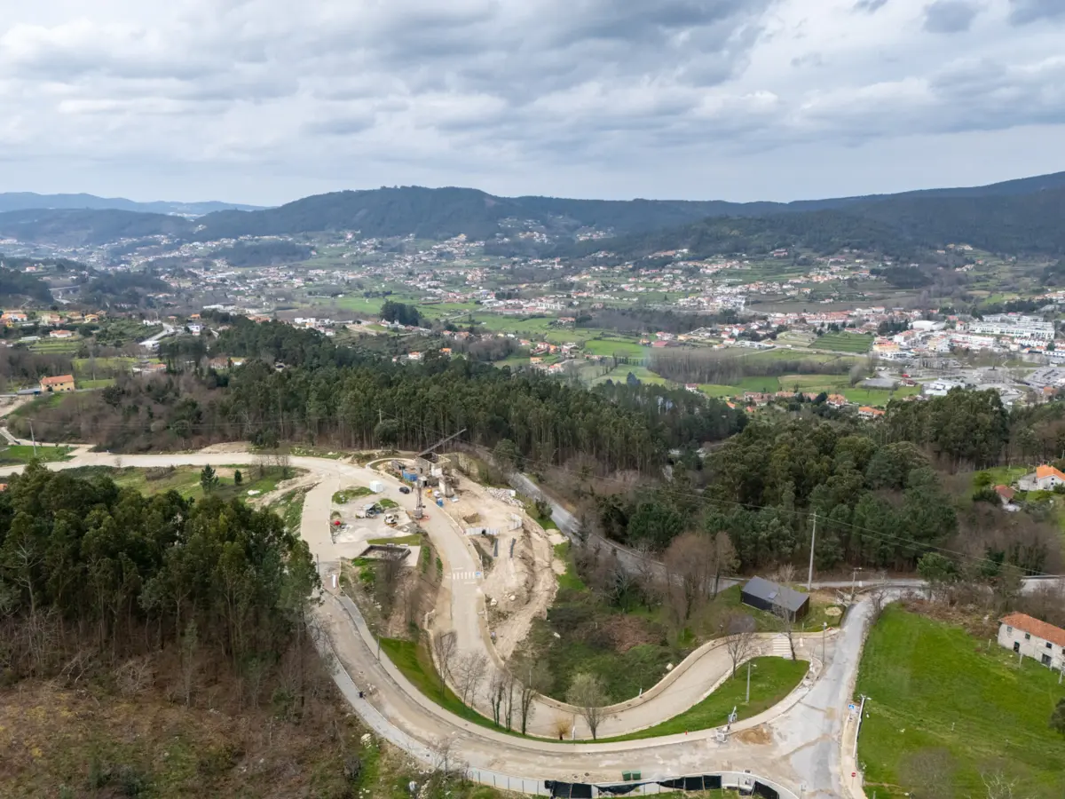 Vista aérea da zona de Penso, onde vão ser construídas 25 casas com tipologias que vão do T1 ao T4, e mais 10 apartamentos T1 para arrendamento a custos acessíveis