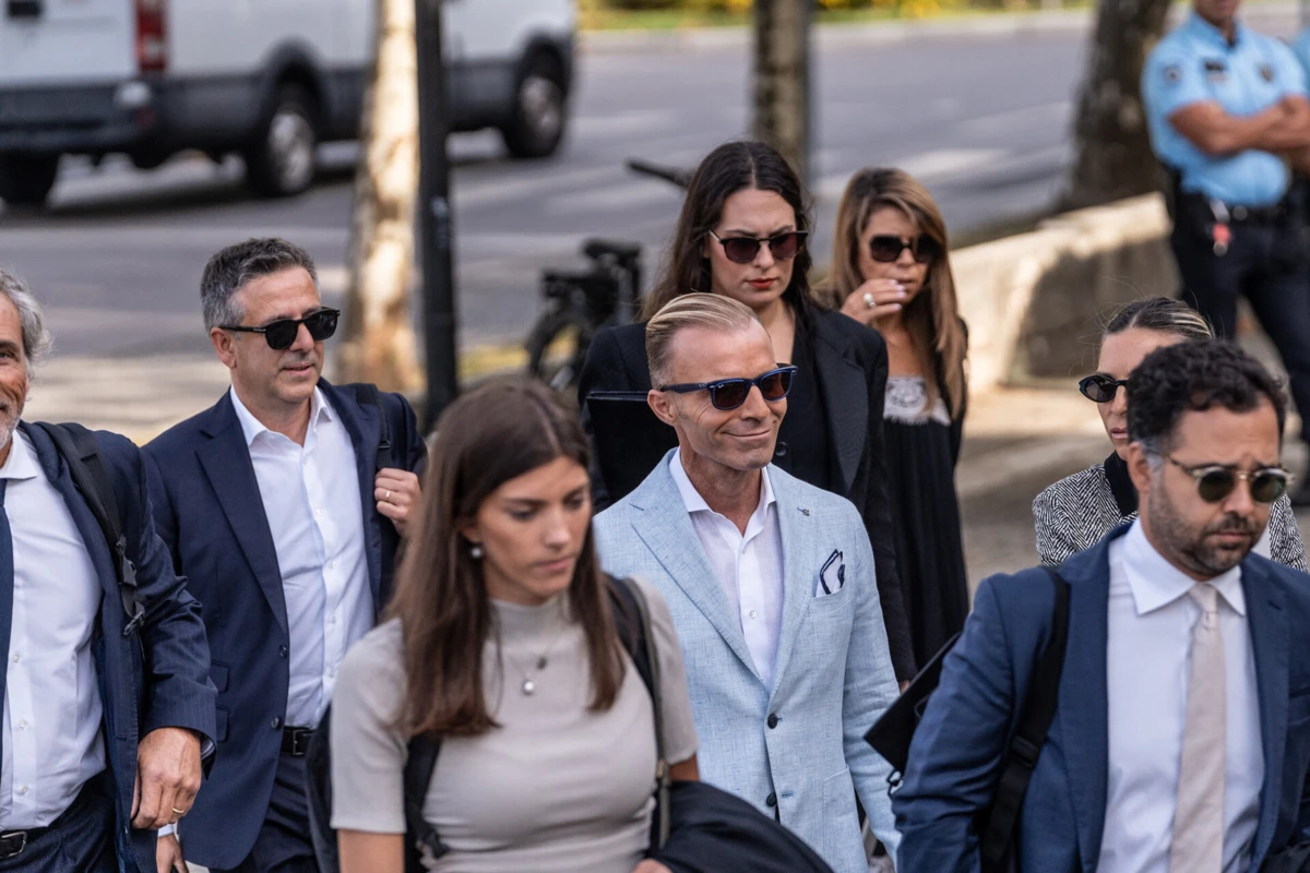 Francisco Pessegueiro com os seus advogados