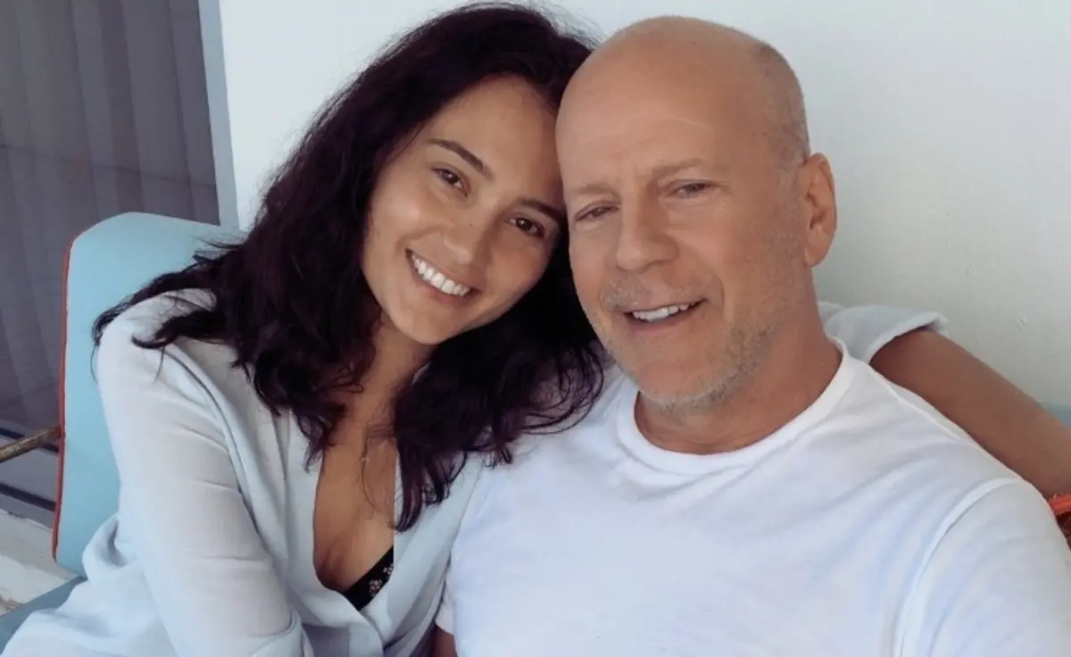 Emma Heming dá voz à demência fruto da experiência enquanto cuidadora de Bruce Willis, com quem se casou em 2009
