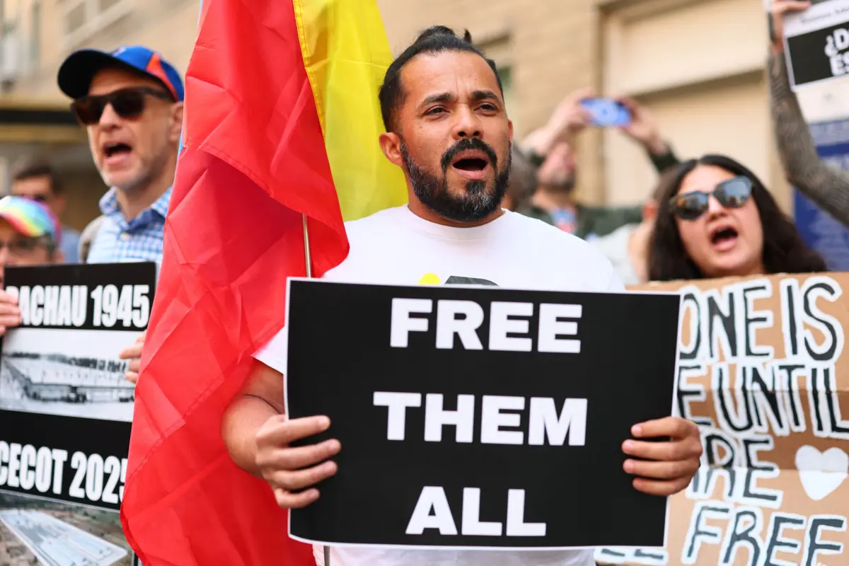 Manifestação contra as deportações em frente ao edifício das Nações Unidas em Nova Iorque, a 24 de abril
