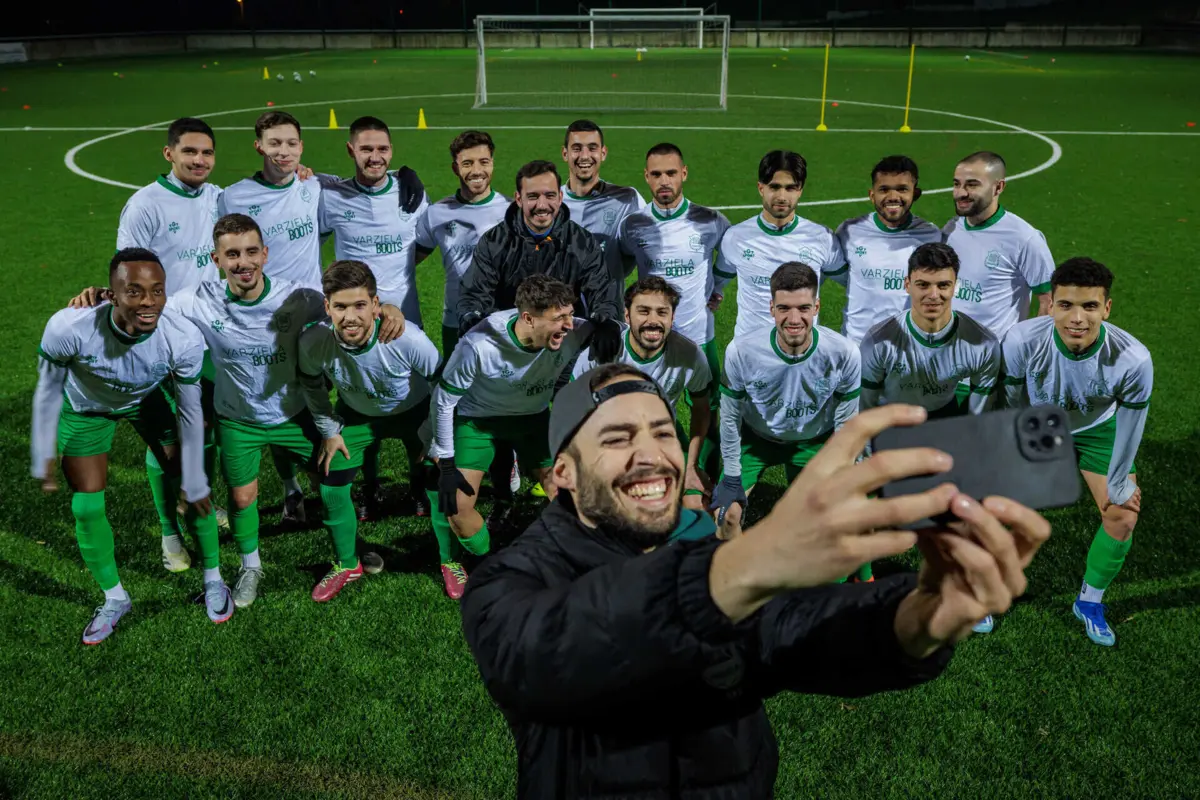 Luís Barbosa numa selfie com o plantel
do Varziela