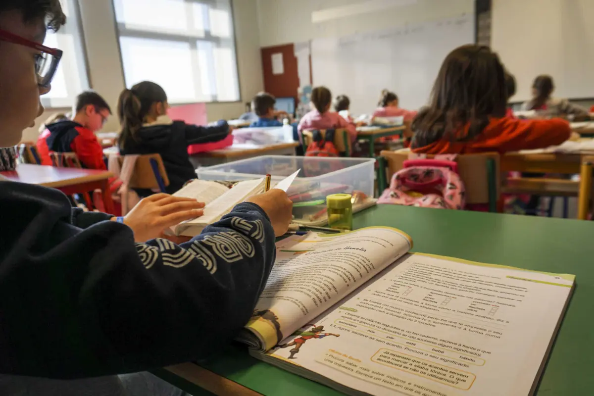 Todos os alunos do 1.º ciclo vão receber manuais novos no próximo ano letivo