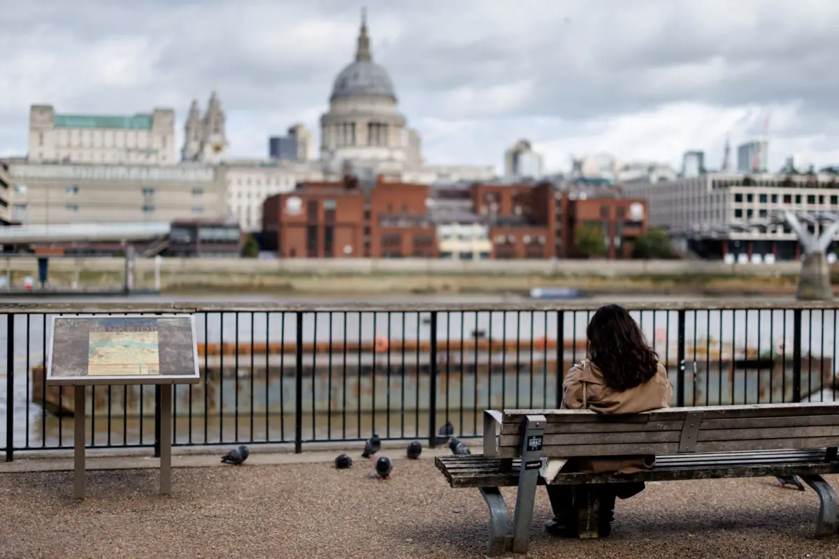 Três detidos perto de Londres suspeitos de espiar para a Rússia