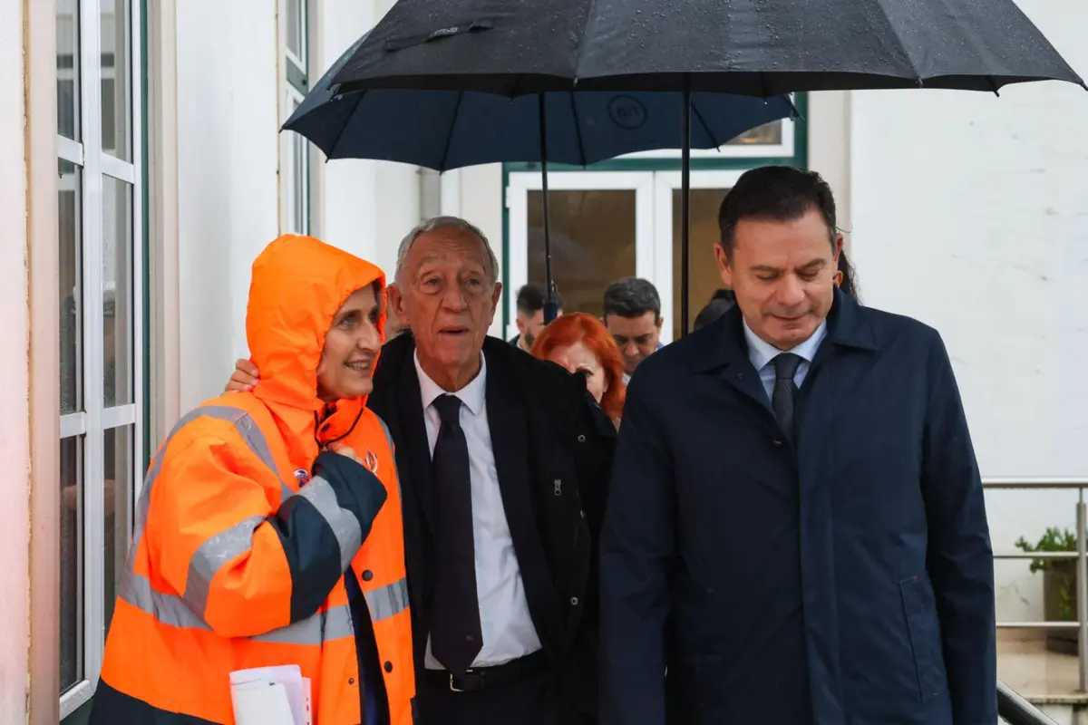 O presidente da República, Marcelo Rebelo de Sousa, acompanhado pelo primeiro-ministro, Luís Montenegro, e pela presidente da Câmara Municipal de Coimbra, Ana Abrunhosa, na quarta-feira