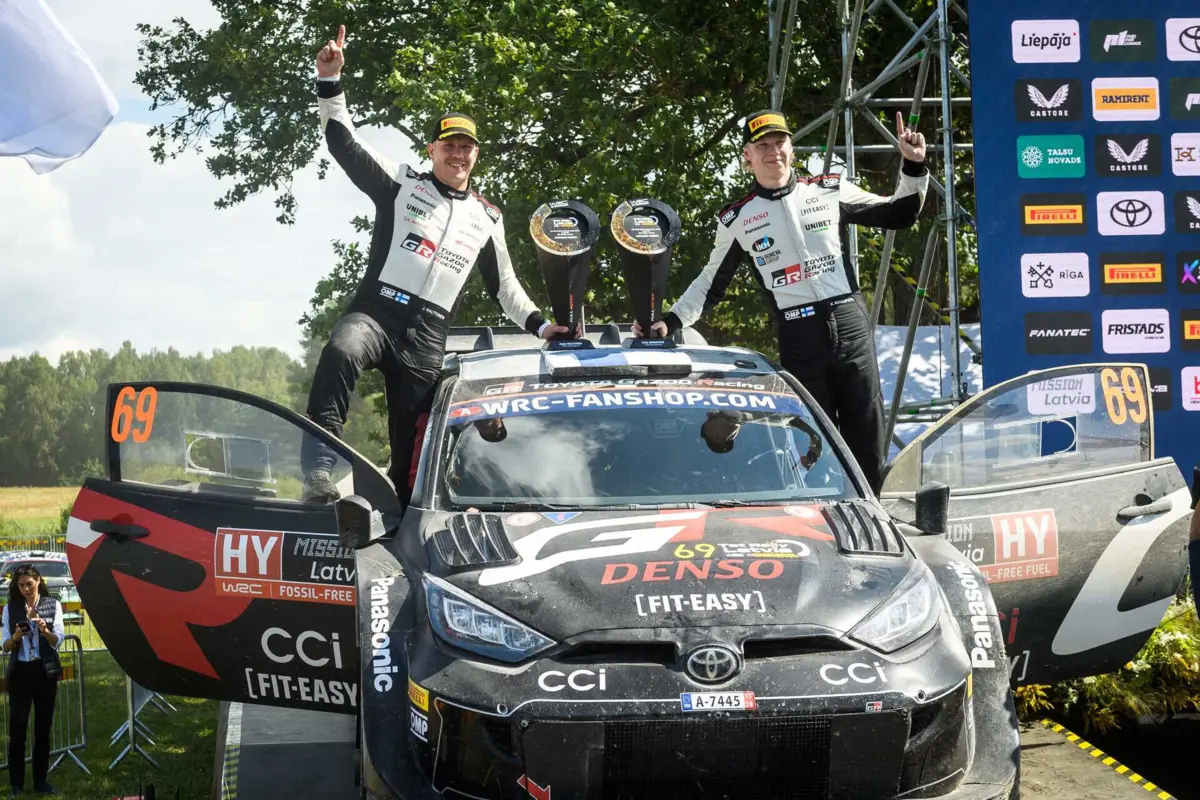 Piloto finlandês festeja o êxito com o copiloto Jonne Halttunen