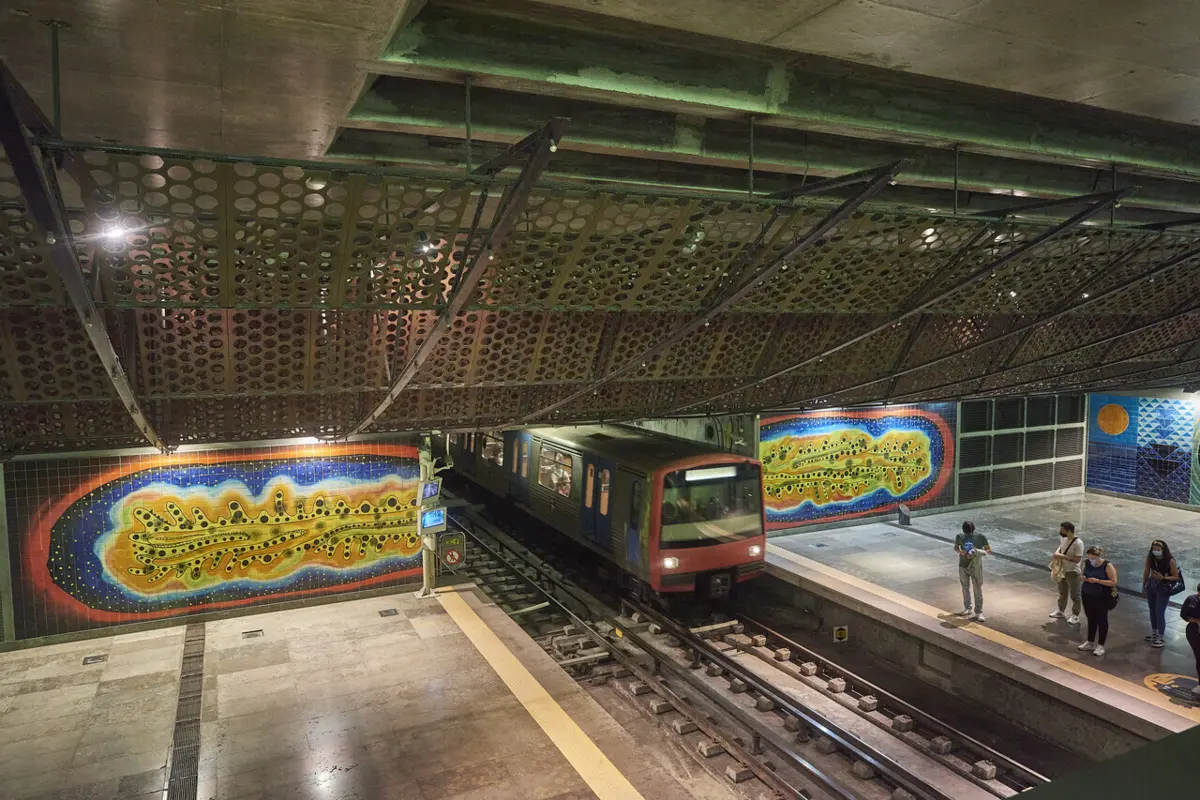 Homem detido após furtar 30 metros de cobre da estação do metro de Lisboa.