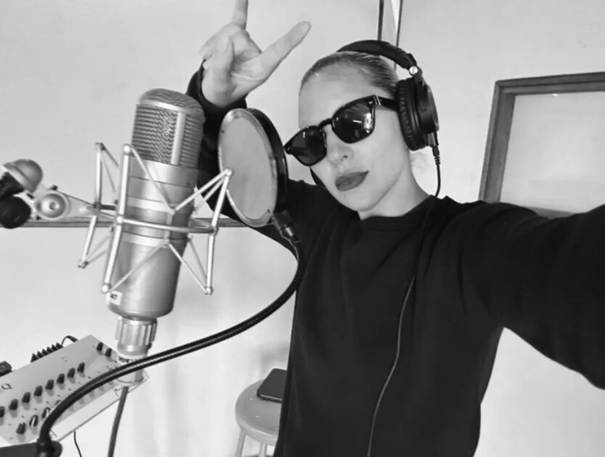 Artista grava novas músicas a serem lançadas em breve