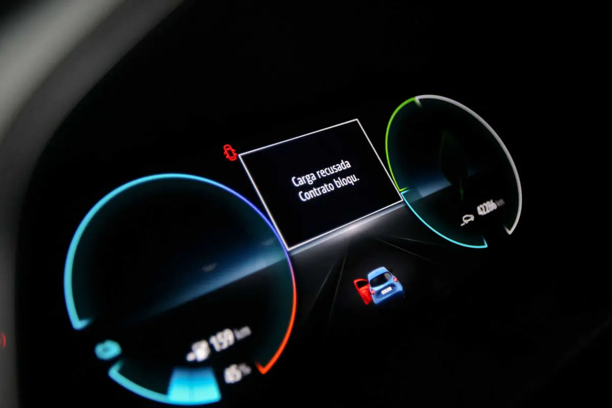 Mais de uma centena de donos de Renault Zoe viram o carregamento das baterias bloqueado do dia para a noite