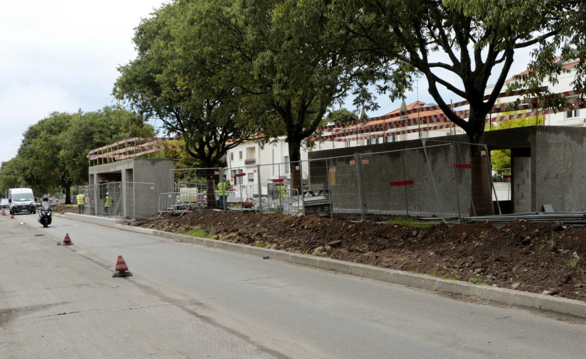 Estações na Marechal Gomes da Costa ficam no centro da avenida, à esquerda dos autocarros