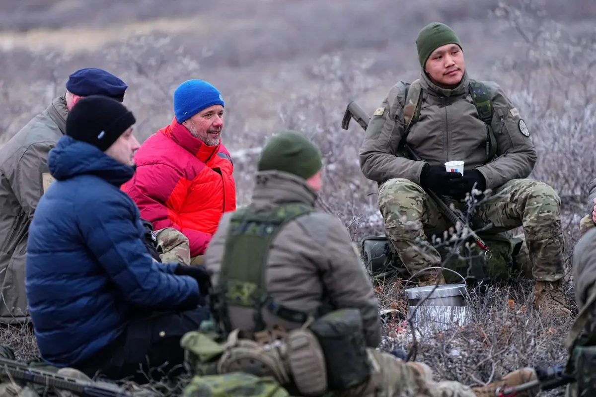 Rei Frederico X da Dinamarca e o primeiro-ministro da Gronelândia Jens-Frederik Nielsen visitam base de treino em Kangerlussuaq