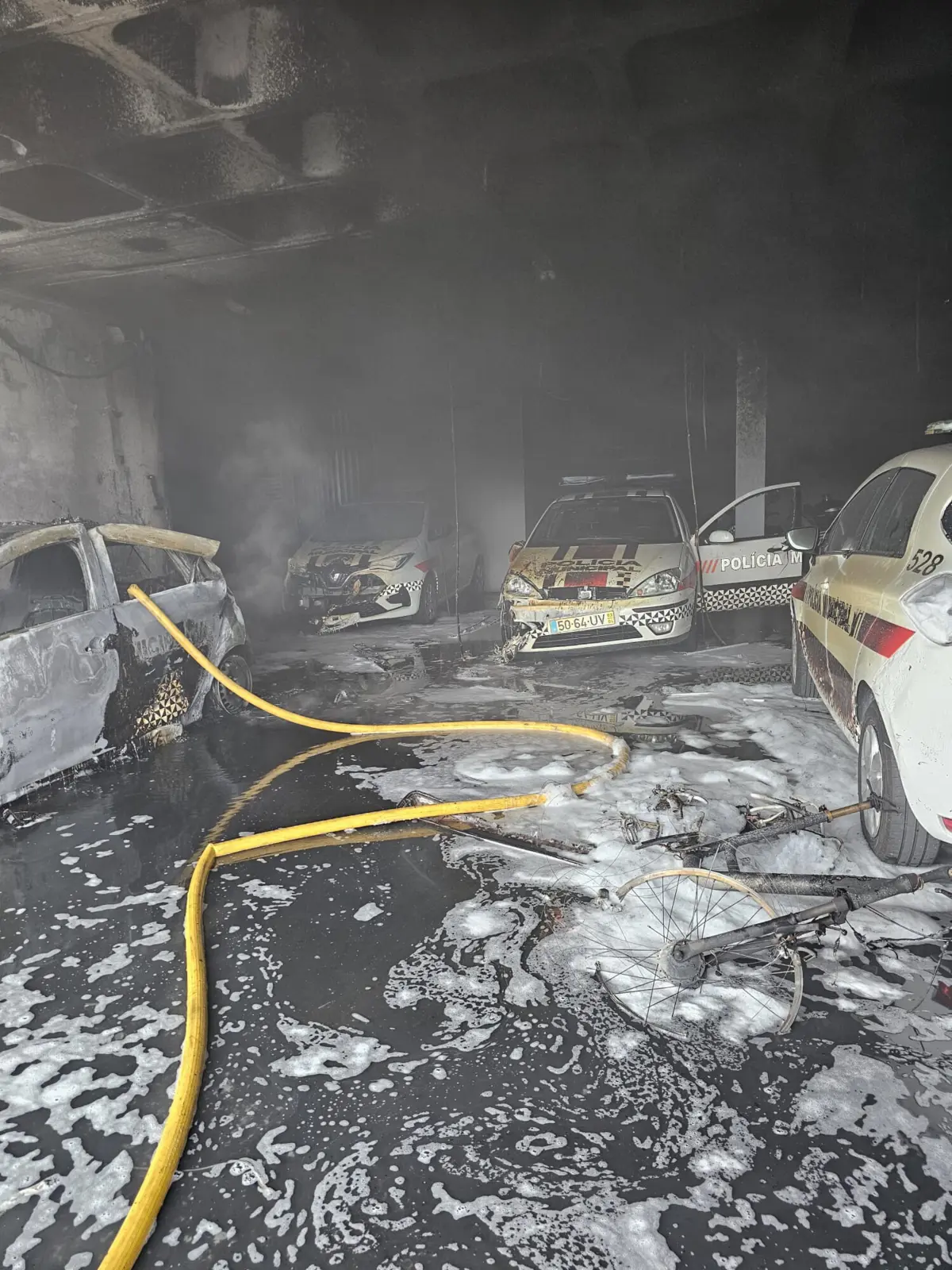 Tudo indica que o incêndio terá começado numa viatura elétrica